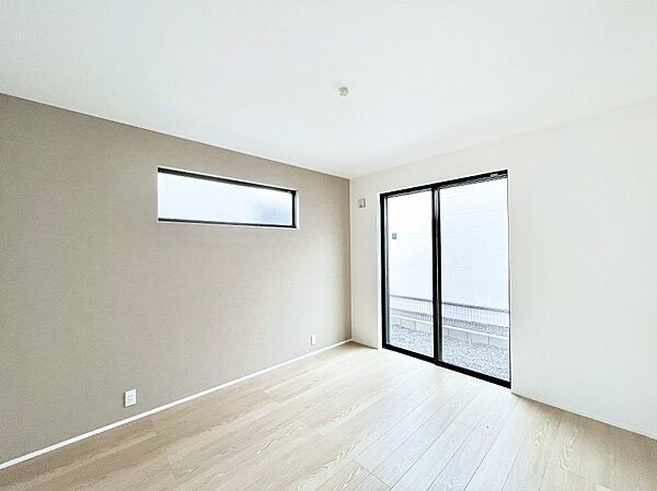 ◆1号棟◆～Bed Room～　穏やかな光が差し込み心地よい時間が流れる寝室。落ち着いたトーンの室内はリラックス効果抜群です。休日は周りを気にせず自分だけの趣味時間をゆったり楽しめます。