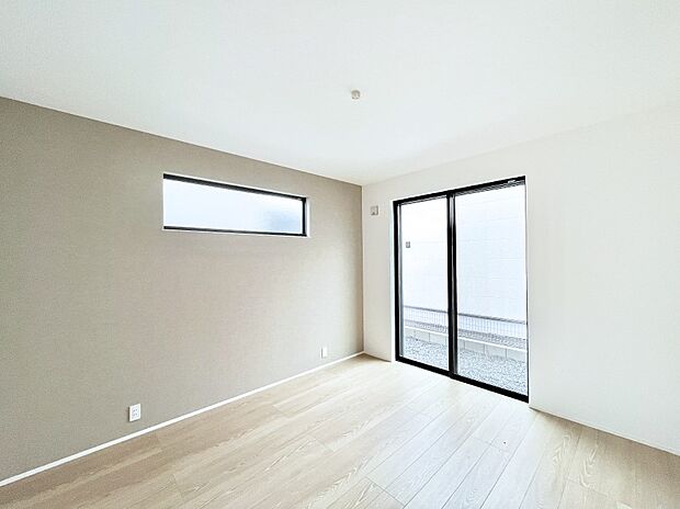◆1号棟◆～Bed Room～　穏やかな光が差し込み心地よい時間が流れる寝室。落ち着いたトーンの室内はリラックス効果抜群です。休日は周りを気にせず自分だけの趣味時間をゆったり楽しめます。