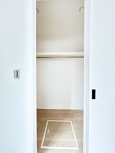 ◆1号棟◆～Walk-in Closet～　かさばる季節物の衣類やスーツケースもまとめてスッキリ収納！室内を広く使える大容量のウォークインクローゼットで、お部屋をいつも綺麗に保てます。