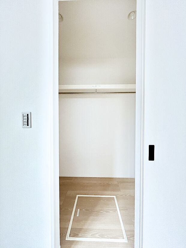 ◆1号棟◆～Walk-in Closet～　かさばる季節物の衣類やスーツケースもまとめてスッキリ収納！室内を広く使える大容量のウォークインクローゼットで、お部屋をいつも綺麗に保てます。