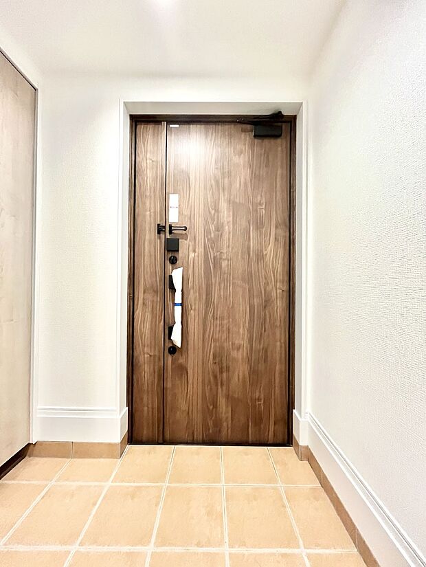 ~Entrance~ 玄関は家の顔といわれますが我が家のセンスをさりげなく感じさせる魅力ある玄関造りも楽しみの一つ。帰宅する度に家族がほっとできる心地よい空間造りも大切ですね♪