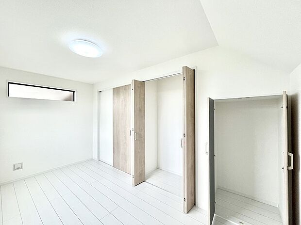 ~Bed Room~ 居室には収納クローゼットを完備!普段使いのお洋服や小物はもちろん、季節物のお洋服などもしっかりと整理整頓おしまい頂けます。 居室空間を広く使用できますね。