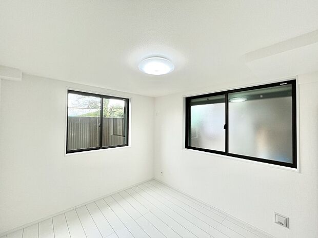 ~Bed Room~ 部屋数が多いのが戸建てのメリットです。ご家族が増えたことで手狭に感じていた住まいも戸建てでは各居室プライバシーを保つことができます。住まいにゆとりが生まれ心もリラックスできます♪