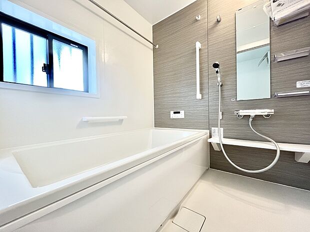 ~Bath Room~ ゆったりと足を伸ばして入浴することが可能!一日の疲れを癒す貴重なバスタイムです。お子様とご一緒でも十分な広さなので、リビングとは違った家族団欒のひと時をお楽しみいただけます。
