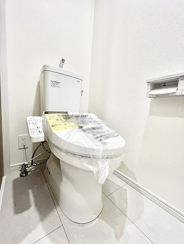 ~Toilet~ 綺麗・スッキリ・快適なウォシュレット付トイレでくつろげる空間です。トイレは毎日使わざるを得ないもの。いつも清潔を保ちたいですね。トイレが2ヶ所あるので朝の混雑時に便利です!