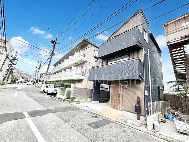 ~Exterior~ 前面道路:西 8.33m 公道 一戸建ての大きなメリットは、自分達の「土地」を「自由に」使える事です。ガーデニングやDIY,車やバイクの趣味など様々な用途で利用できます。