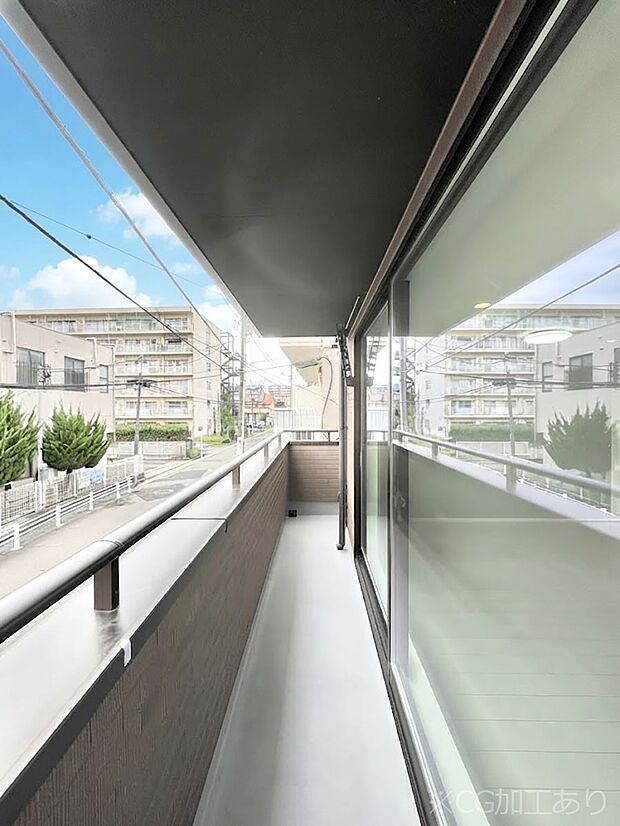 ~Balcony~ 大きな空に囲まれた気持ちのいい家。 バルコニーを覗くだけで圧倒的な開放感に包まれます。 バルコニーは陽がさしこみお布団や洗濯物を気持ちよく干すことができます。