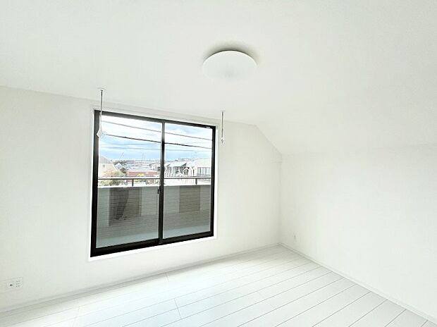 ~Bed Room~ バルコニーからの採光で朝もスッキリ目が覚めそうですね!穏やかな光が差し込む室内には、穏やかな時間が流れます。休日には、落ち着いた空間で自分の趣味を楽しむのはいかがですか。