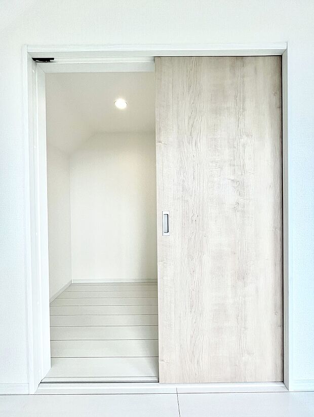 ~Walk-in Closet~ 必要なものやコーディネートを一覧して確認でき、身支度や準備が短時間で済むウォークインクローゼットを設置しました。家の中をすっきりとさせる便利な収納スペースです。