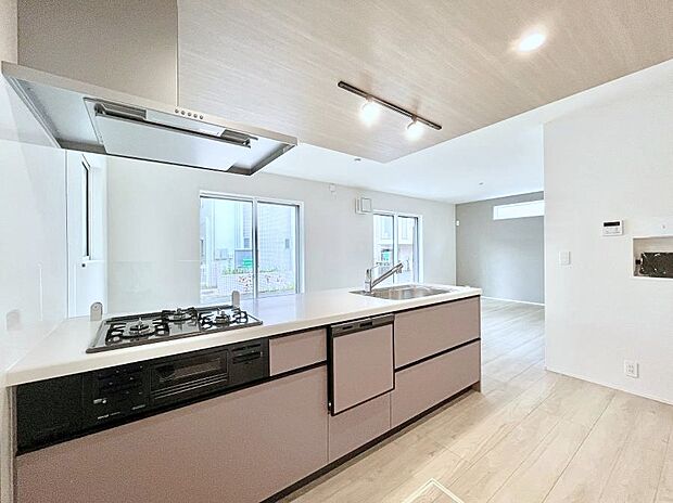 ~Kitchen~ 会話が弾むリビング、料理が愉しくなるキッチン。家は、ただ生活する場ではなく、暮らしを愉しく、快適にする場所。笑顔の毎日、安らぎの日々のために、最新の設備・仕様を採用。