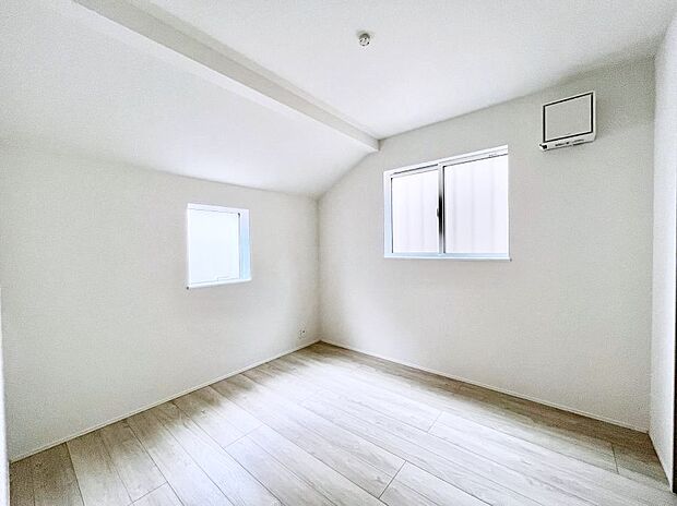 ~Bed Room~ 2面採光を確保した明るい室内は、風通しも良く、大変居心地の良い空間となっております。爽やかな風を感じて起きる朝は、快適生活の始まりに!日当たりや通風がとても良い住まい♪