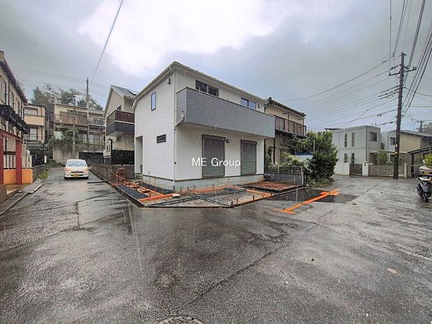 ~Exterior~ 前面道路:南 6m 公道、西 4m 公道 低層の一戸建てを中心とした街並みが整然と続き、周辺は高い建物が建っていないので、緑の多い閑静な趣を感じる環境です。