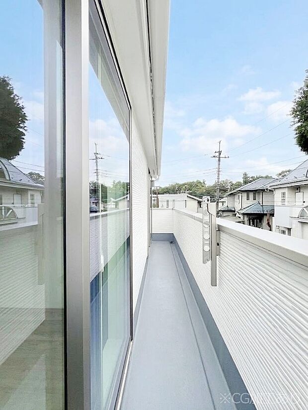 ~Balcony~ 南向きのバルコニーの前には雲以外に太陽を遮るものがありません。お洗濯物も乾きやすく、何より明るく気持ちのいい光が入ってきます。使いやすく開放的なバルコニーです♪