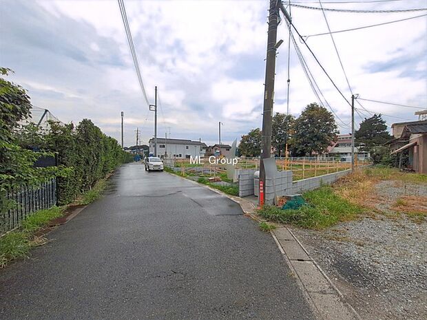 ~Exterior~ 前面道路:北東 5.5m 公道 前面道路は閑静な住宅地をはしる車通りの少ない道路。駐車の出し入れもらくらくです!ご不明点・現地見学のご希望は、お気軽にお問い合わせください!