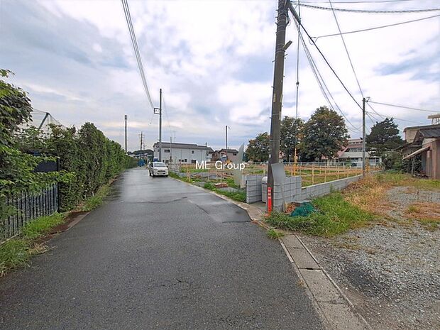 ~Exterior~ 前面道路:北東 5.5m 公道 前面道路は閑静な住宅地をはしる車通りの少ない道路。駐車の出し入れもらくらくです!ご不明点・現地見学のご希望は、お気軽にお問い合わせください!