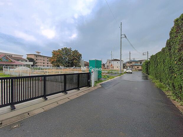 ~Exterior~ 前面道路:北東 5.5m 公道 前面道路は閑静な住宅地をはしる車通りの少ない道路。駐車の出し入れもらくらくです!ご不明点・現地見学のご希望は、お気軽にお問い合わせください!