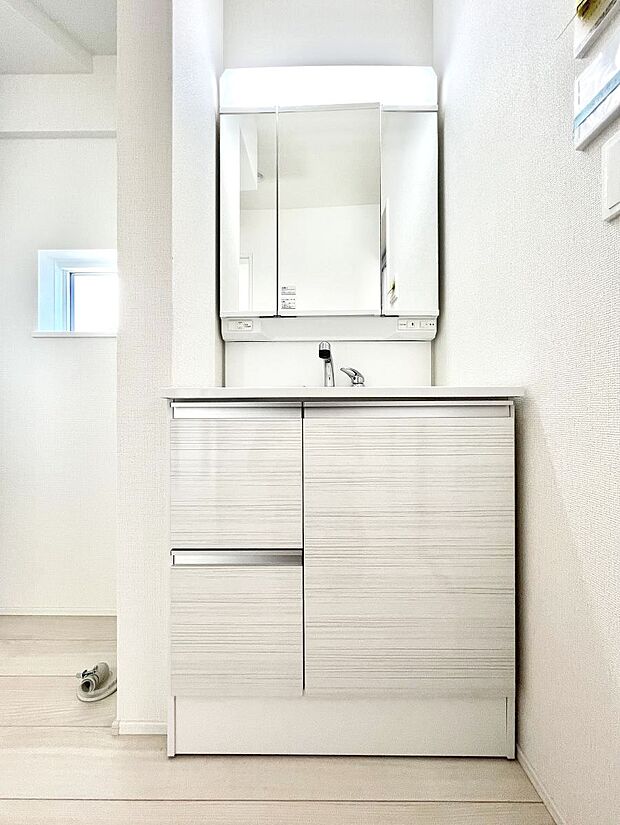 ◆7号棟◆～Dressing Room～　暗くなりがちな洗面所も窓があると採光と換気が可能なので気持ちよくお使い頂けます。三面鏡タイプの洗面台は鏡裏収納で散らかりがちな洗面所もスッキリ♪