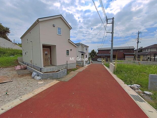 ~Exterior~ 前面道路:西 5m 私道 前面道路は閑静な住宅地をはしる車通りの少ない道路。駐車の出し入れもらくらくです!ご不明点・現地見学のご希望は、お気軽にお問い合わせください!