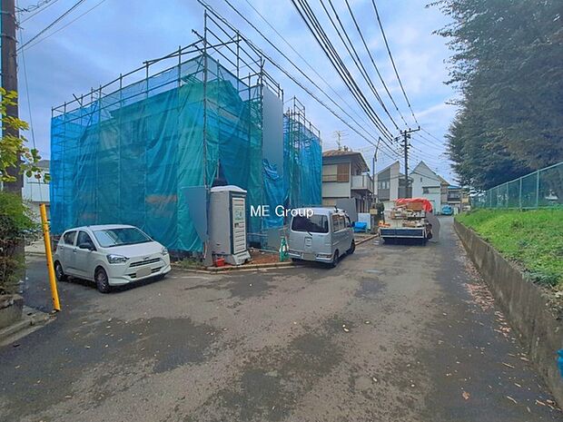 ~Exterior~ 前面道路:南 4.7m 公道、西 4m 公道 低層の一戸建てを中心とした街並みが整然と続き、周辺は高い建物が建っていないので、緑の多い閑静な趣を感じる環境です。