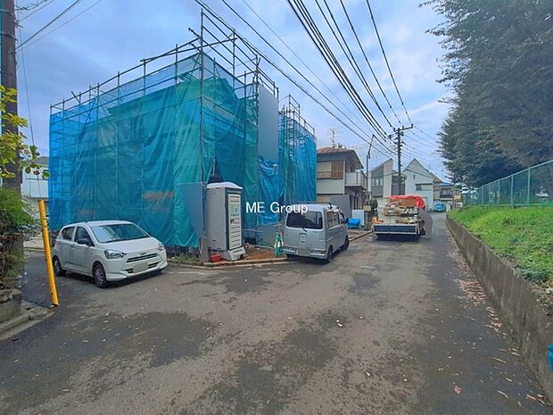 ~Exterior~ 前面道路:南 4.7m 公道、西 4m 公道 低層の一戸建てを中心とした街並みが整然と続き、周辺は高い建物が建っていないので、緑の多い閑静な趣を感じる環境です。