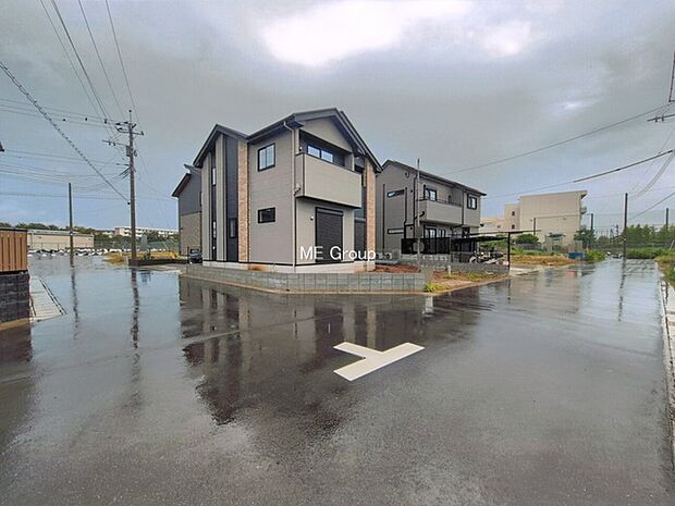 ◆1号棟◆～Exterior～　前面道路：西 6m 公道、南 6m 公道　住宅地になっているので車量も少なく、静かな立地です。子育て環境も良好です♪♪周辺環境もあわせてご案内させて頂きます。