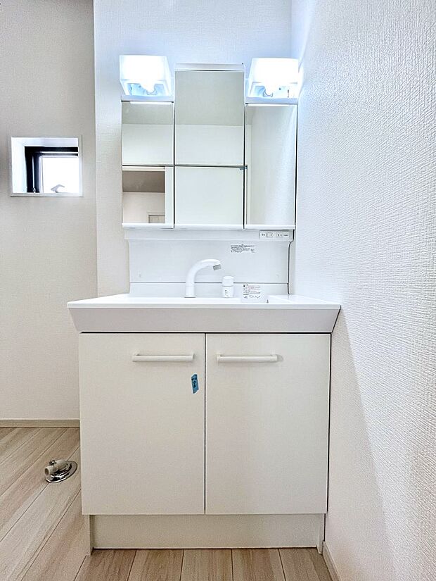 明るい洗面所は毎朝の身支度も楽しくできちゃいそうです。