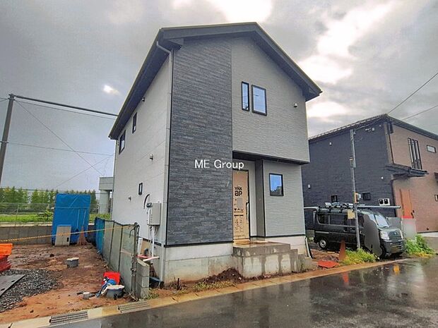 ◆2号棟◆~Exterior~ 堂々たる趣ながら、主張し過ぎずどこか余裕を感じさせるシャープなフォルムで佇む邸宅は、晴天の空と照らし合わせる事で、本来あるべき完成形の姿を見せてくれます。
