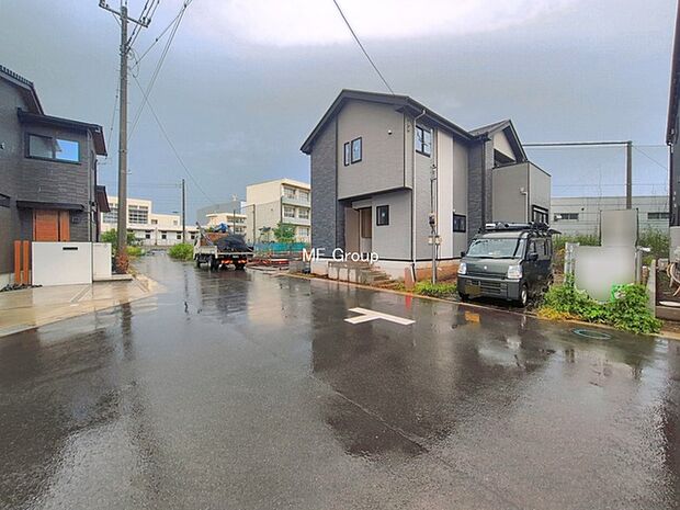 ◆2号棟◆~Exterior~ 前面道路:西6m公道 前面道路は閑静な住宅地をはしる車通りの少ない道路。駐車の出し入れもらくらくです!ご不明点・現地見学のご希望は、お気軽にお問い合わせください!