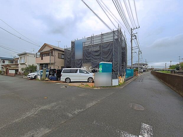 ~Exterior~ 前面道路:南 8m 公道、東 4.15m 公道 低層の一戸建てを中心とした街並みが整然と続き、周辺は高い建物が建っていないので、緑の多い閑静な趣を感じる環境です。