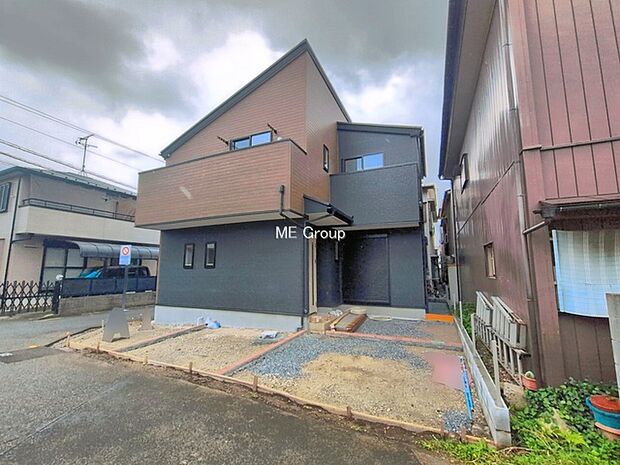 ～Exterior～　堂々たる趣ながら、主張し過ぎずどこか余裕を感じさせるシャープなフォルムで佇む邸宅は、晴天の空と照らし合わせる事で、本来あるべき完成形の姿を見せてくれます。