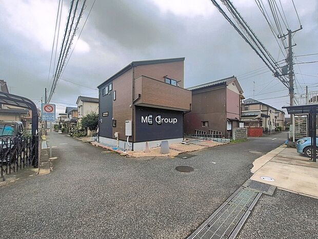 ～Exterior～　前面道路：北東 4m 私道、北西 4m 公道　低層の一戸建てを中心とした街並みが整然と続き、周辺は高い建物が建っていないので、緑の多い閑静な趣を感じる環境です。