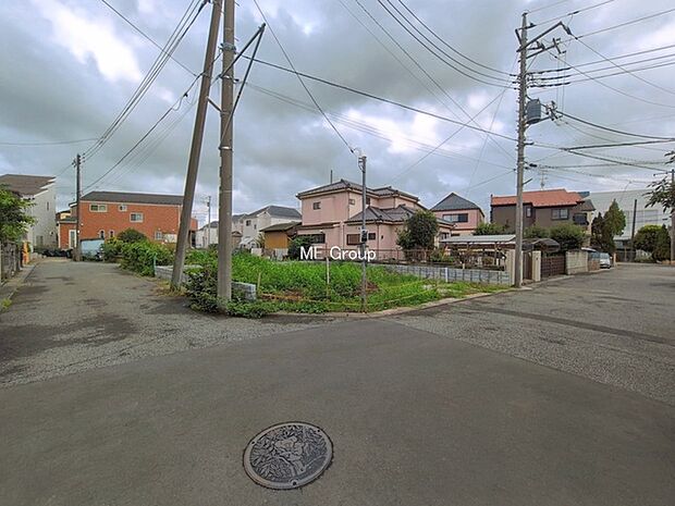 ～Exterior～　前面道路：北西 6m 私道、北東 5m 私道　低層の一戸建てを中心とした街並みが整然と続き、周辺は高い建物が建っていないので、緑の多い閑静な趣を感じる環境です。