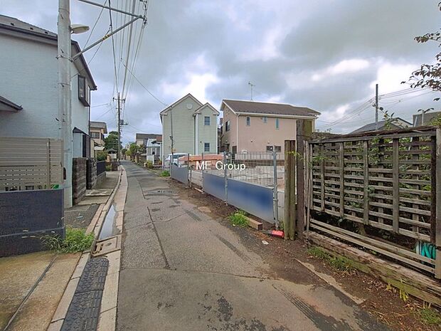 ～Exterior～　前面道路：東 2.98m 公道　前面道路は閑静な住宅地をはしる車通りの少ない道路。駐車の出し入れもらくらくです！ご不明点・現地見学のご希望は、お気軽にお問い合わせください！