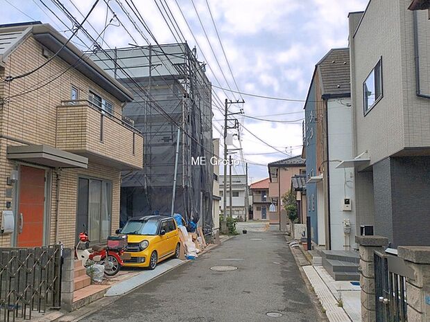 ~Exterior~ 前面道路:西 4.9m 私道 前面道路は閑静な住宅地をはしる車通りの少ない道路。駐車の出し入れもらくらくです!ご不明点・現地見学のご希望は、お気軽にお問い合わせください!