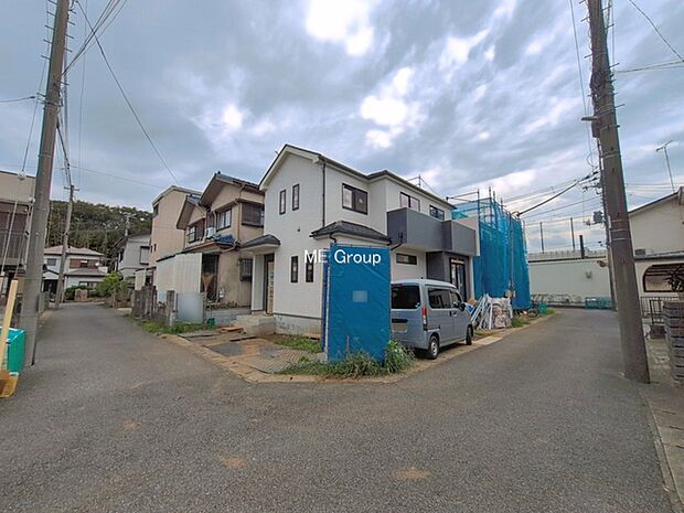 ～Exterior～　前面道路は閑静な住宅地をはしる車通りの少ない道路。駐車の出し入れもらくらくです！ご不明点・現地見学のご希望は、お気軽にお問い合わせください！