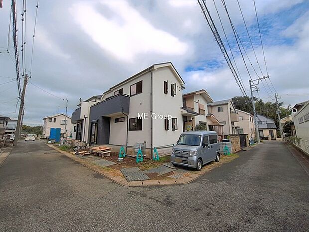 ~Exterior~ 前面道路は閑静な住宅地をはしる車通りの少ない道路。駐車の出し入れもらくらくです!ご不明点・現地見学のご希望は、お気軽にお問い合わせください!