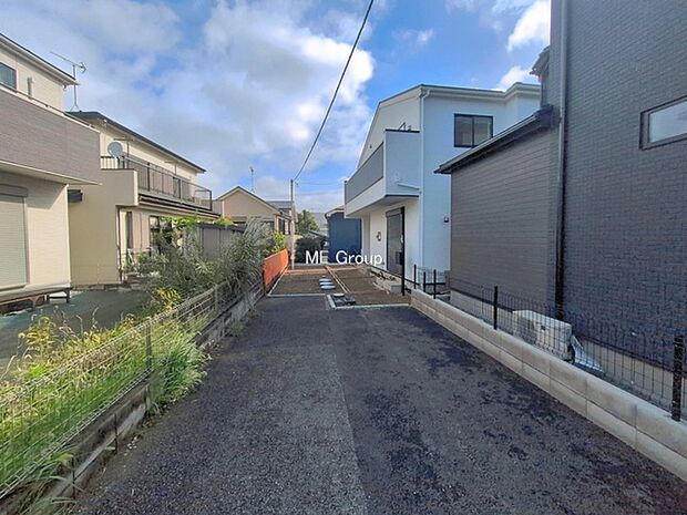 ~Exterior~ 前面道路:南西 4m 私道 前面道路は閑静な住宅地をはしる車通りの少ない道路。駐車の出し入れもらくらくです!ご不明点・現地見学のご希望は、お気軽にお問い合わせください!