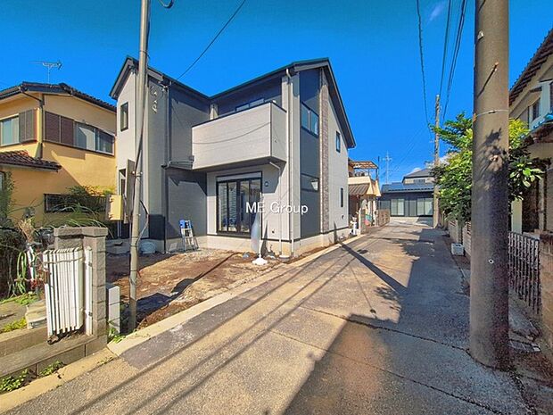 ~Exterior~ 前面道路:北東 4.5m 私道 前面道路は閑静な住宅地をはしる車通りの少ない道路。駐車の出し入れもらくらくです!ご不明点・現地見学のご希望は、お気軽にお問い合わせください!