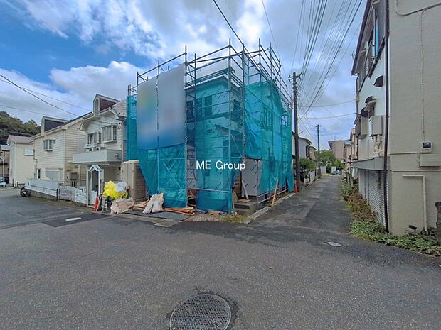 ～Exterior～　前面道路：北 6.4m 公道、西 4m 公道　低層の一戸建てを中心とした街並みが整然と続き、周辺は高い建物が建っていないので、緑の多い閑静な趣を感じる環境です。