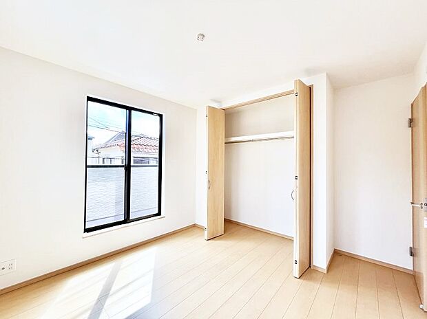 お子さまのお部屋としても!衣類の整理整頓に便利なクローゼット付きの洋室。