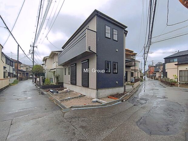 ~Exterior~ 角地により陽当り・風通し良好です。一戸建ての大きなメリットは、自分達の「土地」を「自由に」使える事です。ガーデニングやDIY,車やバイクの趣味など様々な用途で利用できます。