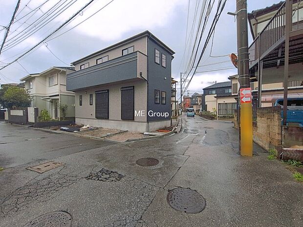 ~Exterior~ 前面道路:北東 4.03m 公道、南東 3.82m 公道 低層の一戸建てを中心とした街並みが整然と続き、周辺は高い建物が建っていないので、緑の多い閑静な趣を感じる環境です。