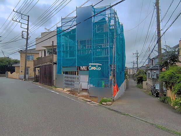 ~Exterior~ 角地により陽当り・風通し良好です。一戸建ての大きなメリットは、自分達の「土地」を「自由に」使える事です。ガーデニングやDIY,車やバイクの趣味など様々な用途で利用できます。