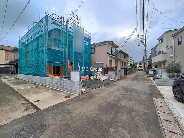 ~Exterior~ 前面道路:西 4m 公道 前面道路は閑静な住宅地をはしる車通りの少ない道路。駐車の出し入れもらくらくです!ご不明点・現地見学のご希望は、お気軽にお問い合わせください!