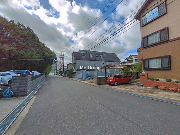 ~Exterior~ 前面道路:東 8m 公道 前面道路は閑静な住宅地をはしる車通りの少ない道路。駐車の出し入れもらくらくです!ご不明点・現地見学のご希望は、お気軽にお問い合わせください!