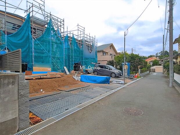 ~Exterior~ 前面道路:南 4m 公道 前面道路は閑静な住宅地をはしる車通りの少ない道路。駐車の出し入れもらくらくです!ご不明点・現地見学のご希望は、お気軽にお問い合わせください!