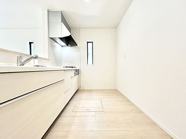 ~Kitchen~ 自然光が入る窓のあるキッチン☆毎日使う場所だからこそ、使い勝手を考慮しました。ゆったりとしたキッチンコーナーは質感豊かな仕上がりとなっております。