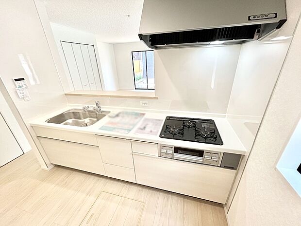 ~Kitchen~ リビングが見渡せるカウンターキッチン。 料理をしながら家族とコミュニケーションをとれるだけでなく、大きな開放感も得ることができます。 お子様の成長も感じることができますね!