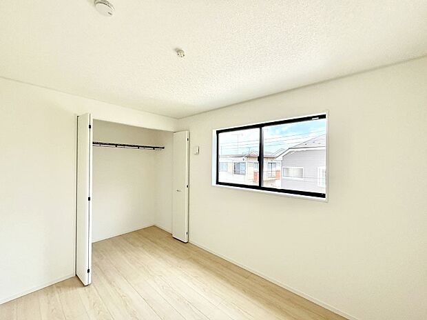 ～Bed Room～  全居室には収納クローゼットを完備！普段使いのお洋服や小物はもちろん、季節物のお洋服などもしっかりと整理整頓おしまい頂けます。  居室空間を広く使用できますね。