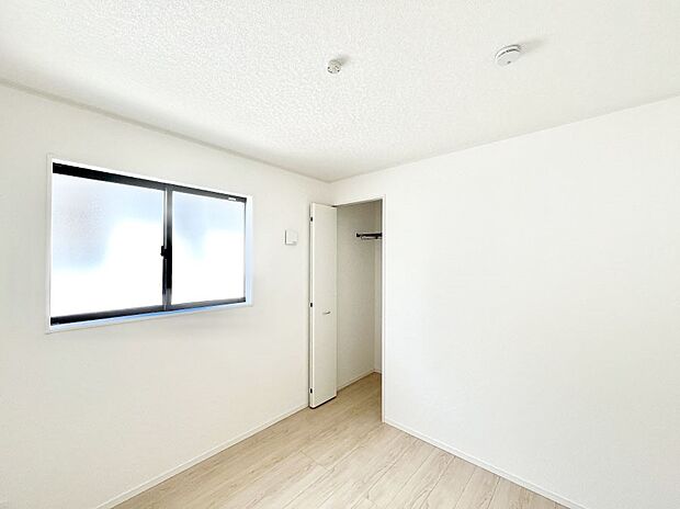 ~Bed Room~ 部屋数が多いのが戸建てのメリットです。ご家族が増えたことで手狭に感じていた住まいも戸建てでは各居室プライバシーを保つことができます。住まいにゆとりが生まれ心もリラックスできます♪